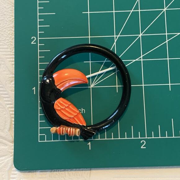 Vintage Toucan Bird Brooch Bright Circle Enamel on Metal Faintly Marked JJ - Picture 4 of 5